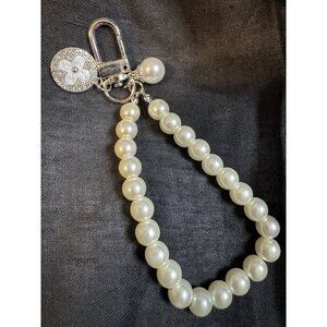 Phone Case Wristlet Universal Charm Strap Faux Pearl Silver Clover NEW